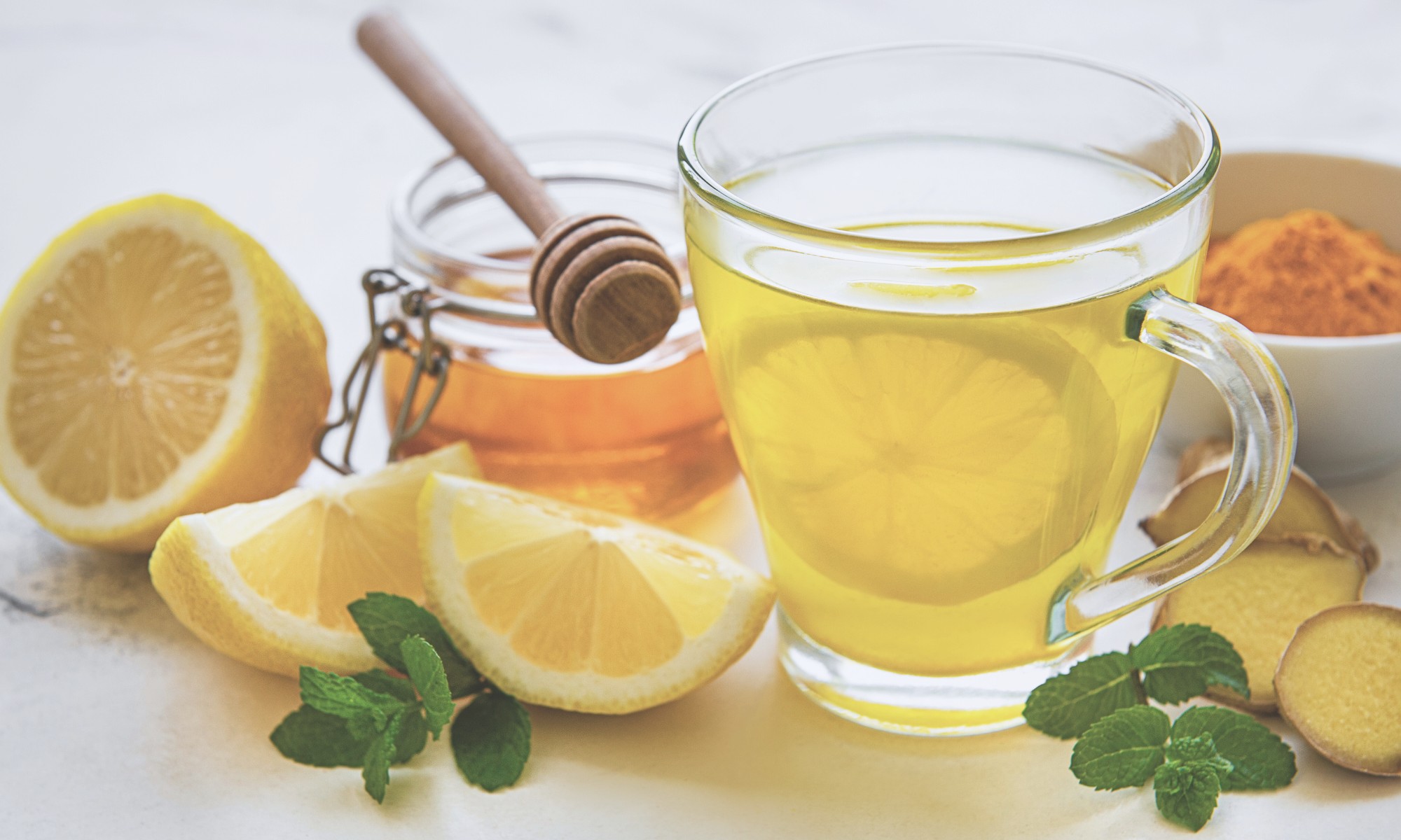 Sitruuna, hunaja ja inkivÀÀri kuumassa teessÀ. Kuvitus tukee Voimaa vuodenajoista⹠-sarjan artikkelia, joka kÀsittelee flunssan ehkÀisyÀ ja toipumista syksyllÀ TCM-nÀkökulmasta.