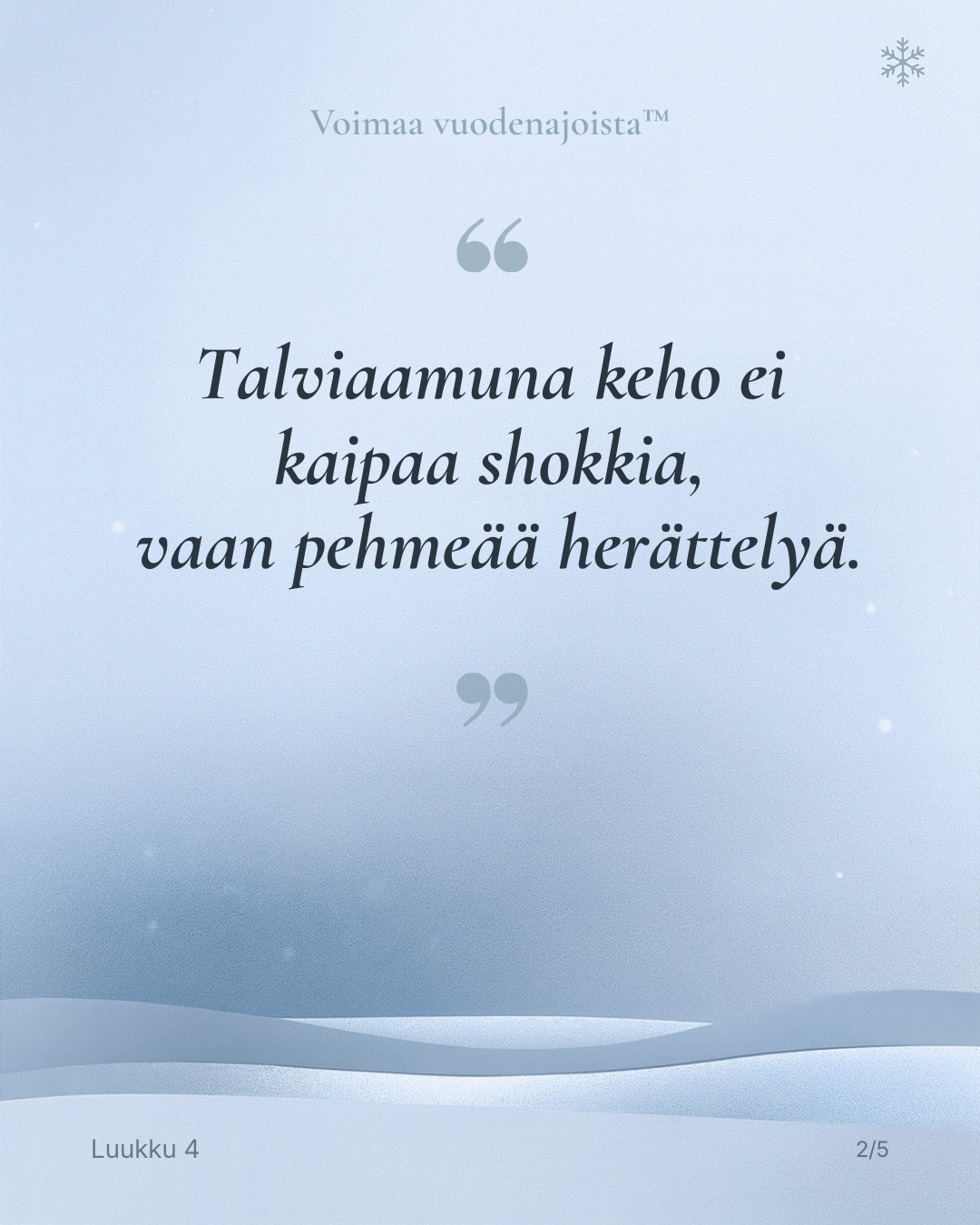 Talvikalenterin luukku, jossa sinertävällä taustalla teksti “Talviaamun keho ei kaipaa shokkia, vaan pehmeää herättelyä”.