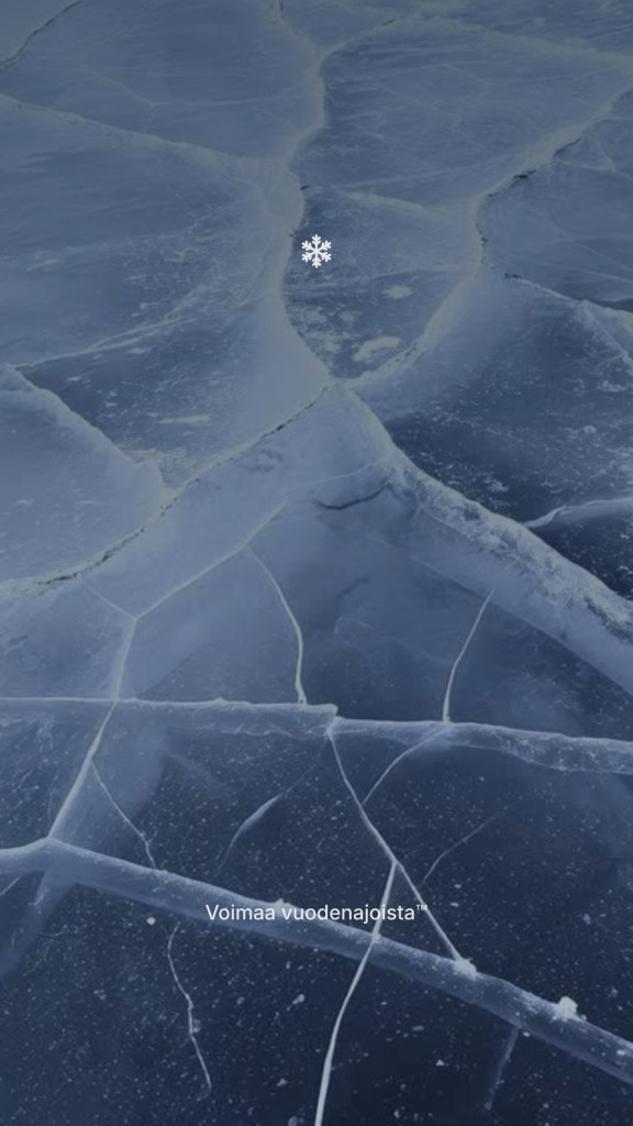 Lähikuva sinisestä, halkeilleesta jäästä, jonka keskellä on pieni valkoinen lumihiutale-ikoni.