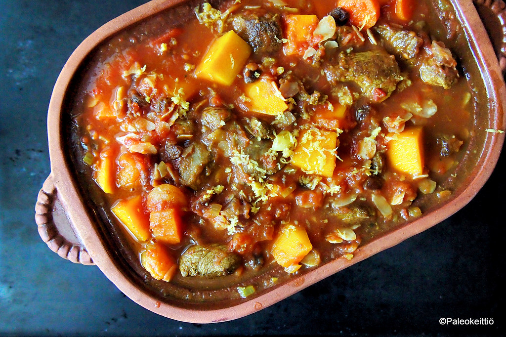 Pitkään haudutettu lammastagine kurpitsalla tarjoaa talvikeholle lämmittävää proteiinia ja pehmeää kosteutta tasapainottamaan kuivuutta.