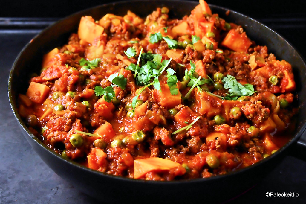 Mausteinen jauhelihacurry bataatilla on maadoittava talviateria, jonka lämmittävät mausteet auttavat lämmön kulkeutumista koko kehoon.