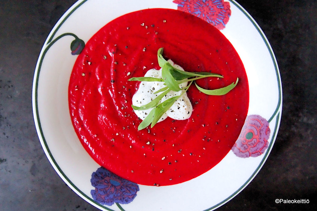 Paahteinen punajuuri-fenkolikeitto, joka maadoittaa ja ravitsee kehoa tuntuen vatsassa lempeältä halaukselta.