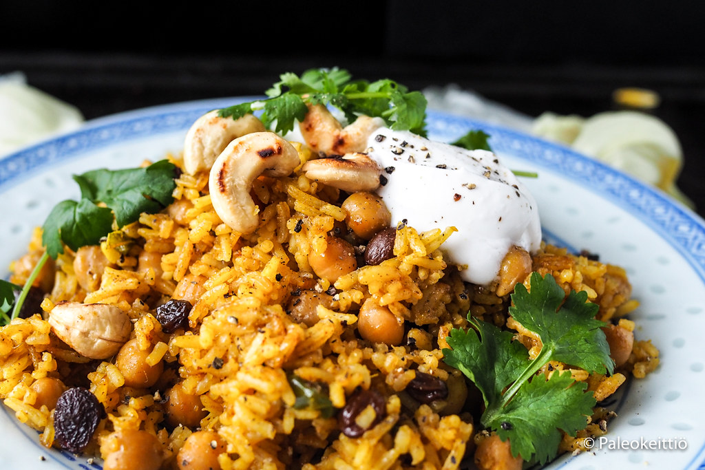 Mausteinen intialainen riisipata kikherneillä tarjoaa vatsaystävällistä kylläisyyttä ja pitkäkestoista lämpöä talven kiireiseen arkeen.