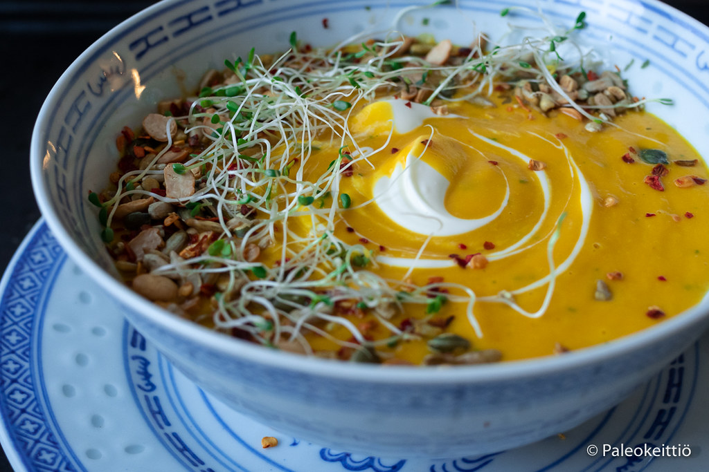 Täyteläinen intialainen porkkanasosekeitto inkiväärillä lämmittää sisältä päin ja rauhoittaa sekä kehoa että hermostoa.