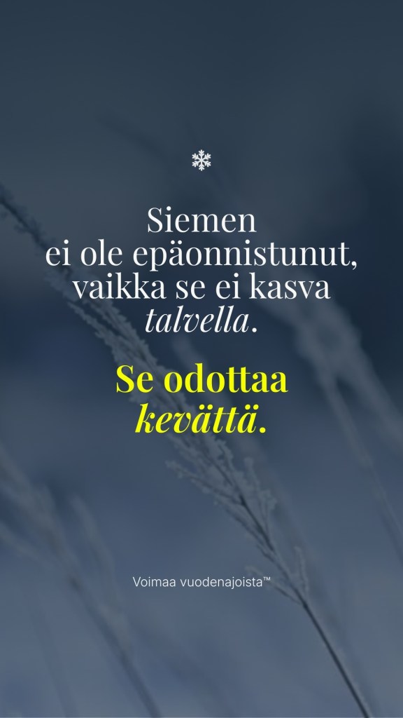 Talvinen luontokuva huurteisista kasveista ja teksti: Siemen ei epäonnistu, vaikka se ei kasva talvella. Se odottaa kevättä.